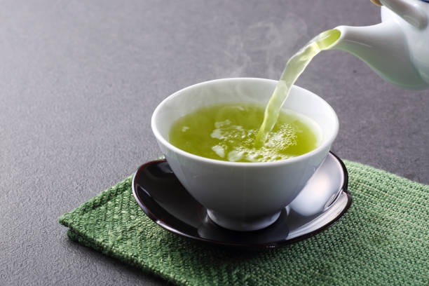 verter el té verde - te verde fotografías e imágenes de stock