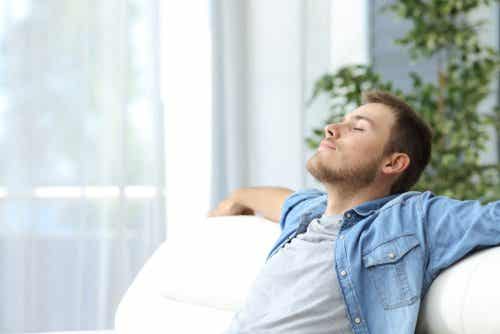 https://mejorconsalud.as.com/wp-content/uploads/2018/06/relax-relajado-paz-hombre-500x334.jpg?auto=webp&quality=45&width=768&crop=16:9,smart,safe
