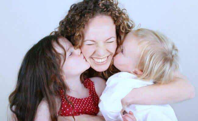 mamá con sus hijos simbolizando la amabilidad