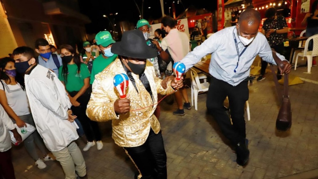 Personas bailando en un evento especial que se llevó a cabo en septiembre de 2020 en Cali Colombia, cuando aún estaba vigente la cuarentena estricta.  