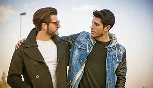 Image result for abrazo de lado