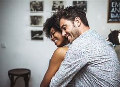 Image result for abrazo por la espalda