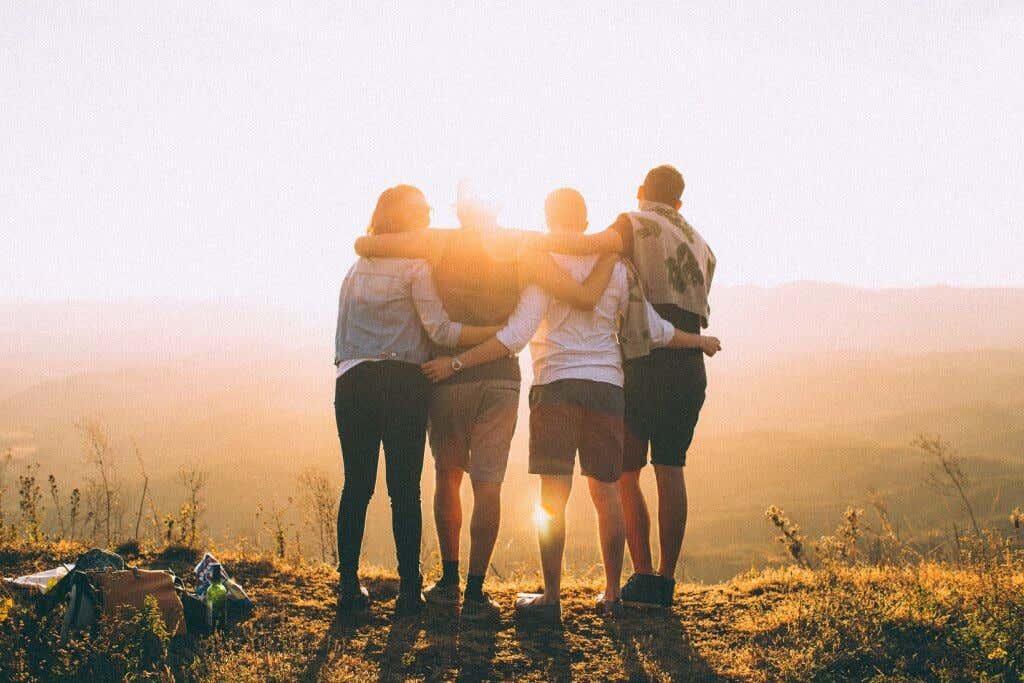 Amigos de espaldas abrazados