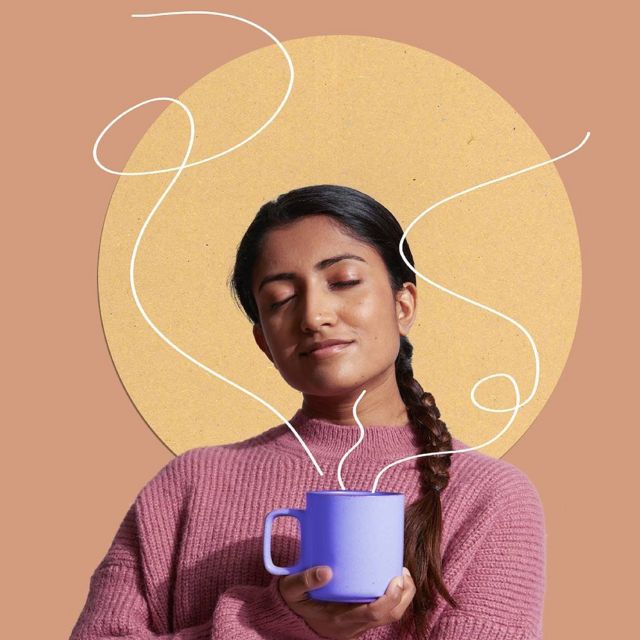 Chica disfrutando un cafe