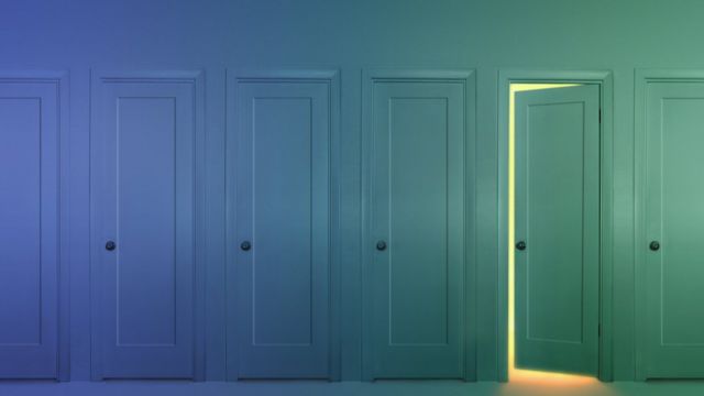 Una puerta entre muchas, abierta.