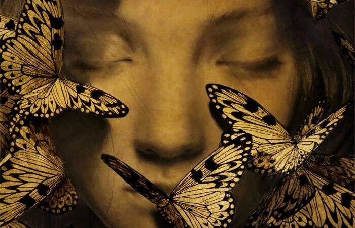 Rostro feliz con mariposas reprentando la conciencia