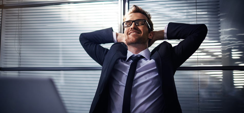 A person in a suit and tie

Description automatically generated